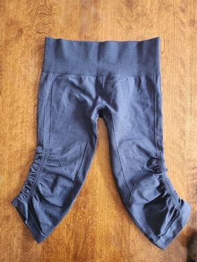 Lululemon Cropped Ruched Capri Leggings - Navy Size 6 Guc